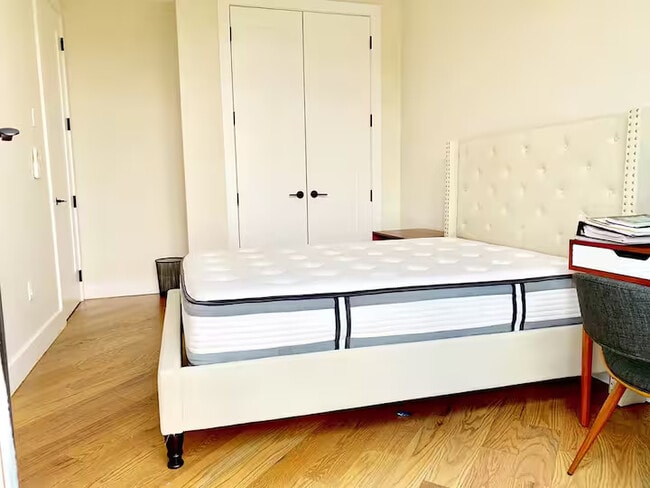 Foto del edificio - Furnished room/NOT APARTMENT