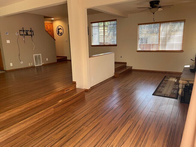Foto del edificio - Tranquil and Upgraded Home Situated on a L...