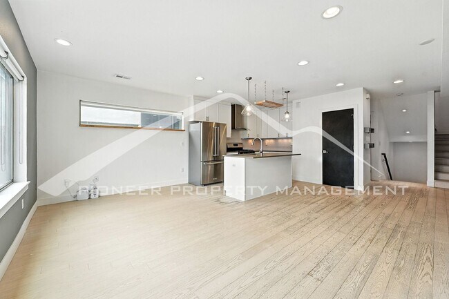 Building Photo - Beautiful Townhome With Rooftop, 2 Car Gar...