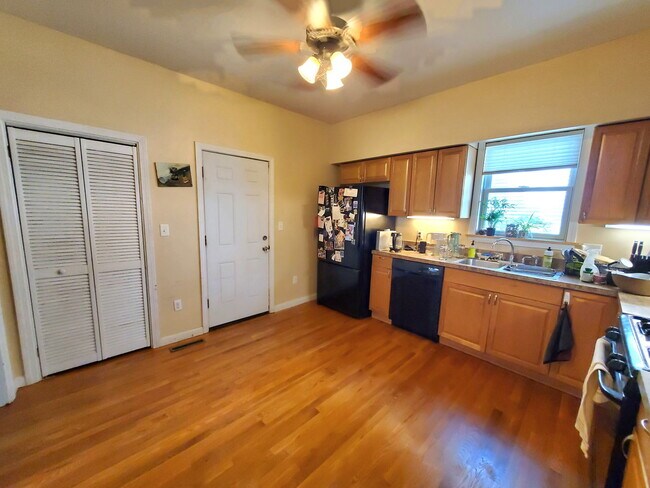 Building Photo - 72 Marshall St