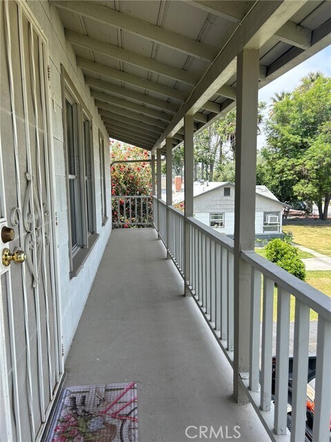 Building Photo - 690 E Cypress Ave
