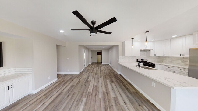 Building Photo - Newly Renovated (2022)! Amazing Location!