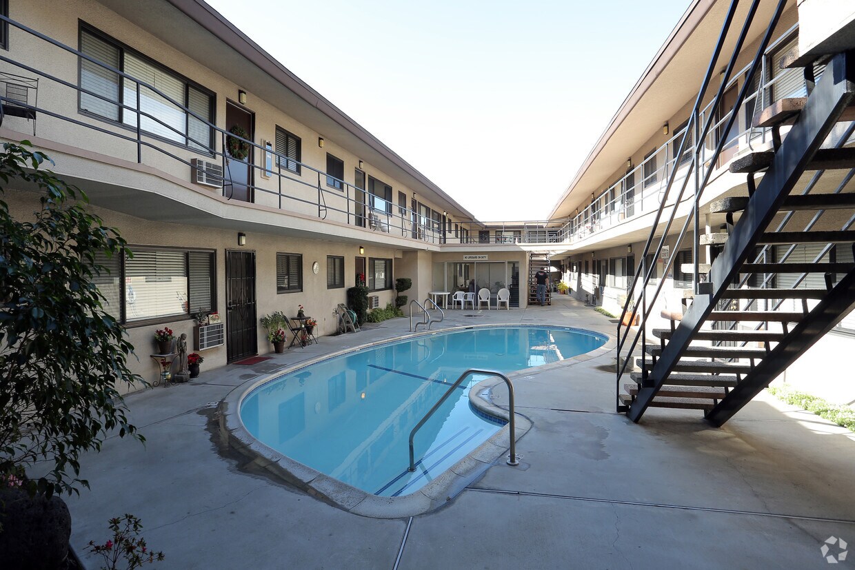 Foto del edificio - 10115 Santa Gertrudes Ave