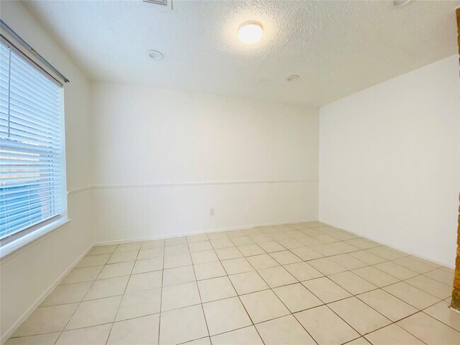Building Photo - 16118 Pasadero Dr