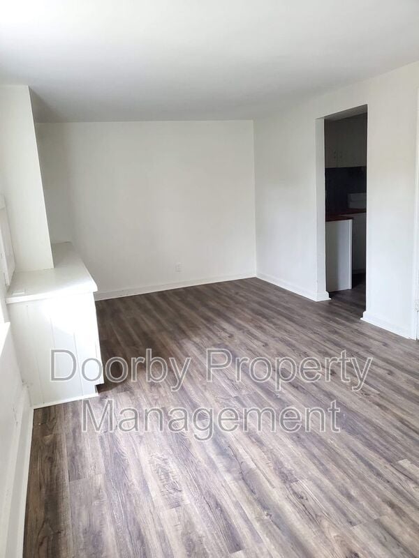 Building Photo - 910 S Crest Dr