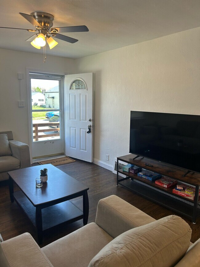 Foto del edificio - 6025 Fyler Ave