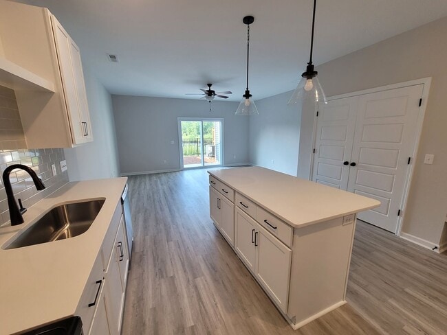 Building Photo - Modern townhome in beautiful Mallory Creek Subdivision