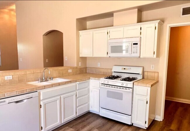 Foto del edificio - Charming Home For Rent Available Now
