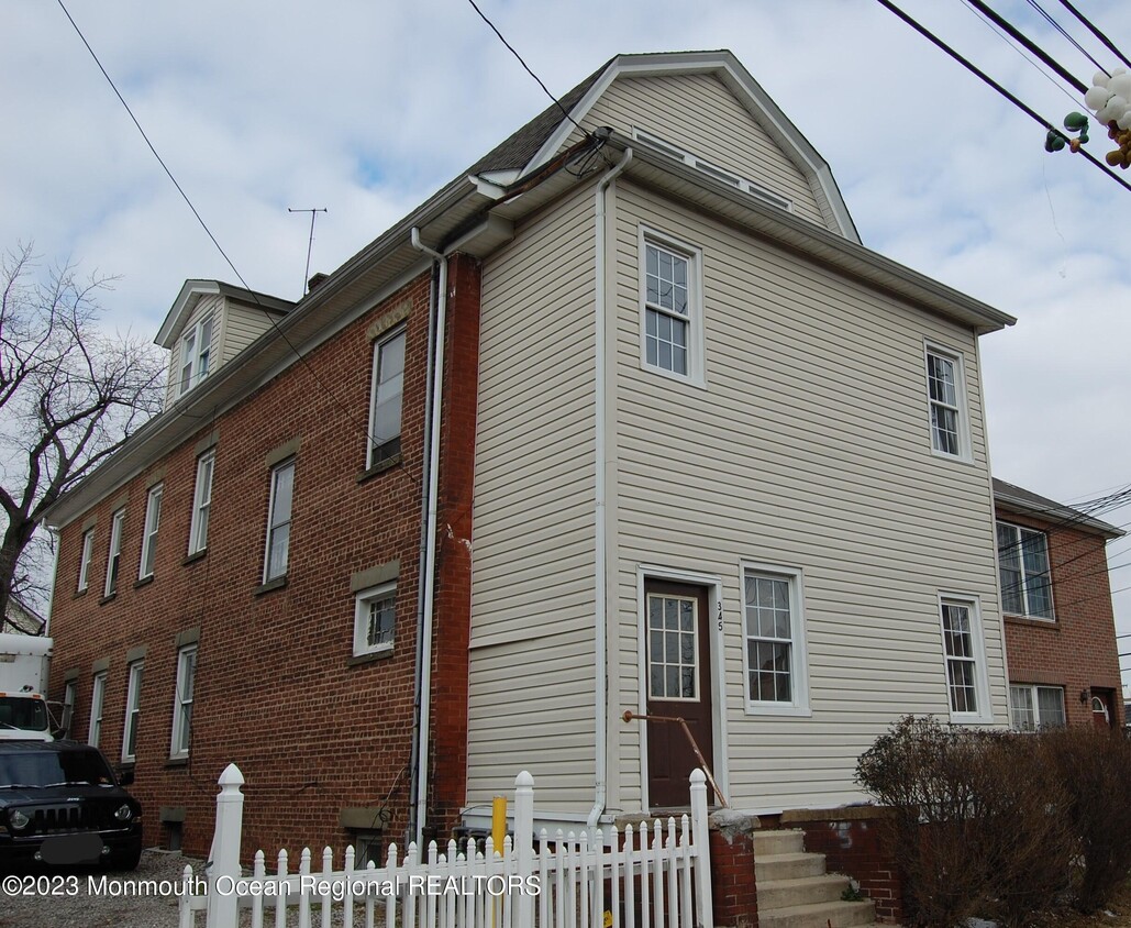 Primary Photo - 345 Elm St
