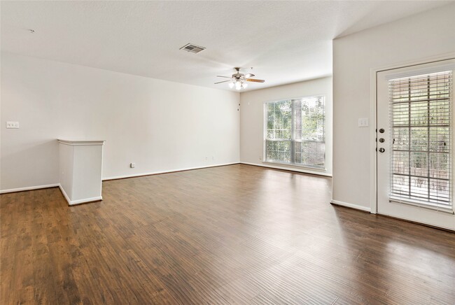 Building Photo - 6607 Lake Woodlands Dr