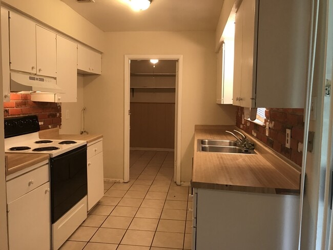 Foto del edificio - 225 Meadow Ln