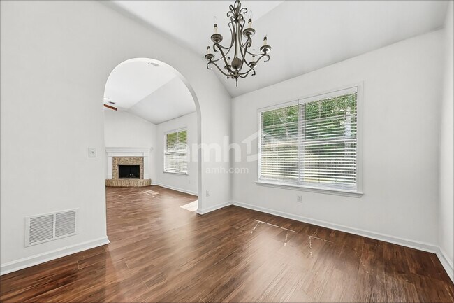 Foto del edificio - 1679 Farkleberry Dr