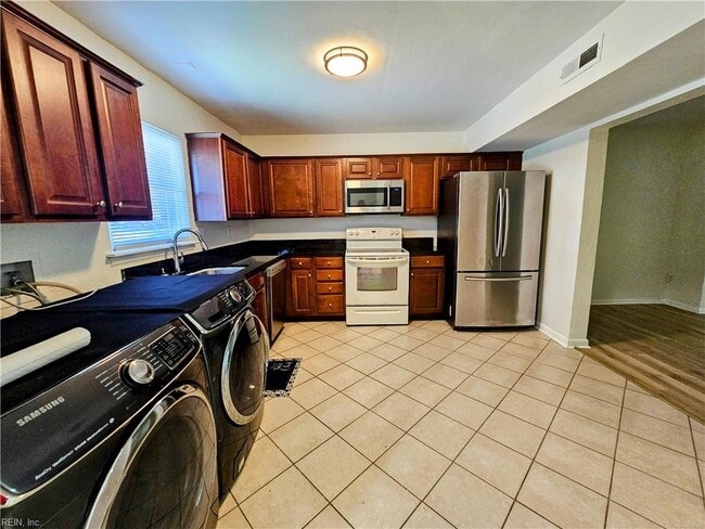 Building Photo - 5643 Dodington Ct