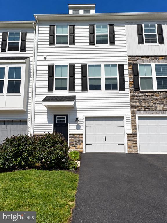 Building Photo - 737 Peony Ln