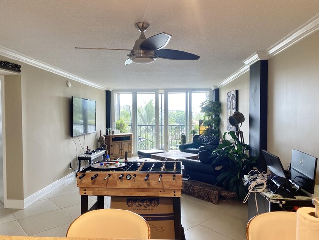 Building Photo - 14 Royal Palm Way
