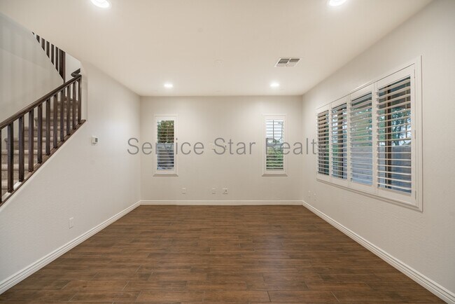 Building Photo - 227 E Beatryce St