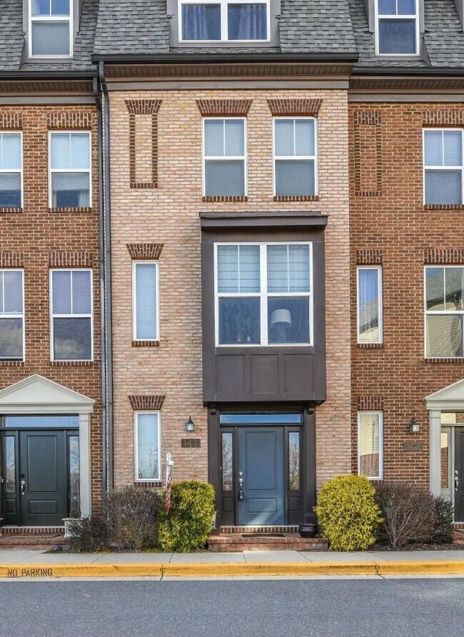 Building Photo - Stylish townhouse in ideal Frederick locat...