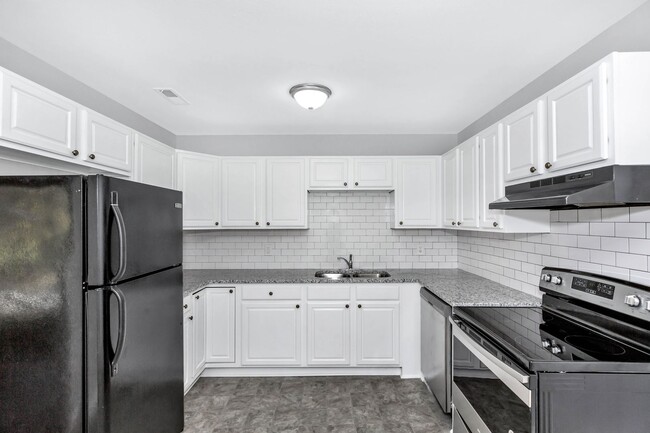 Building Photo - NEWLY REMODELED 3 BEDROOM - MOVE IN SPECIAL!