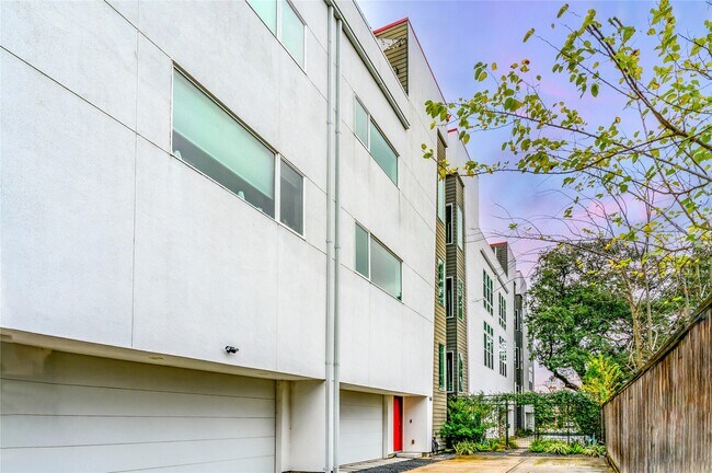 Building Photo - 1141 W 18th St