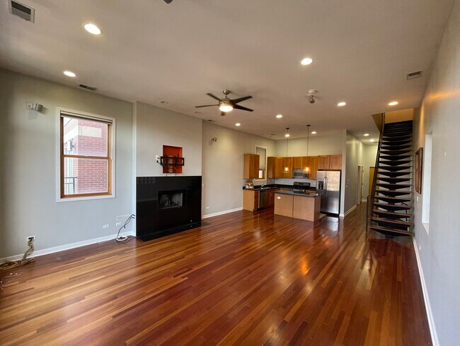 Building Photo - 823 N Marshfield Ave