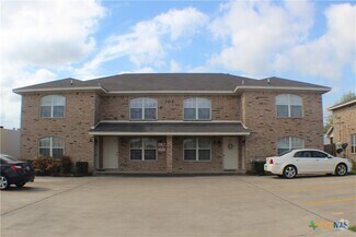 Building Photo - 102 E Robin Ln