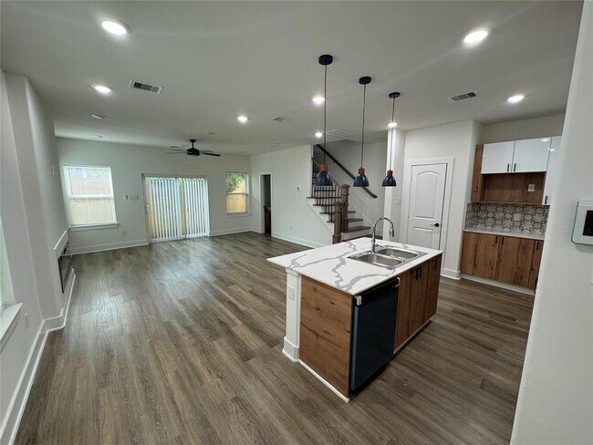 Building Photo - 851 S Victory Dr