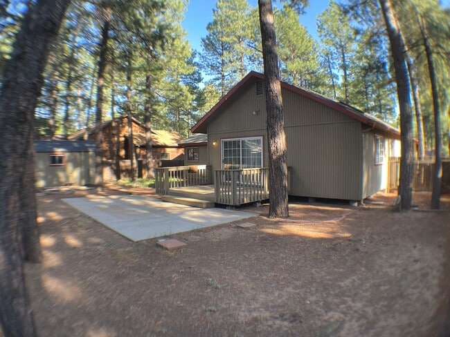 Building Photo - Well kept single level home in University ...