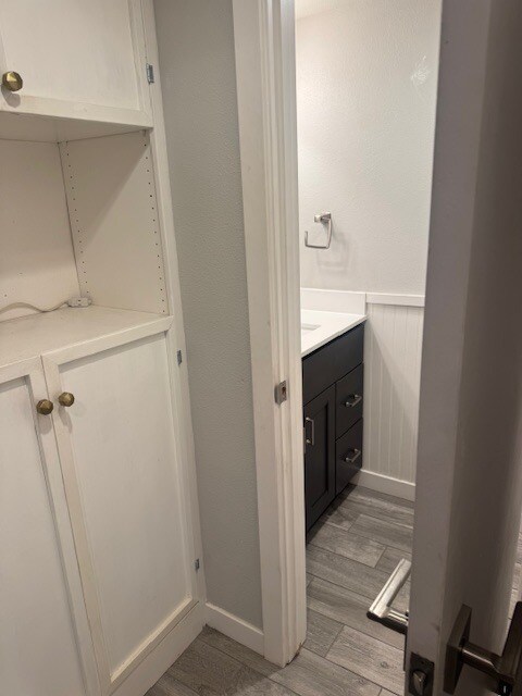 Medio baño en la planta baja y armario empotrado para almacenamiento adicional - 15955 Mauna Ct