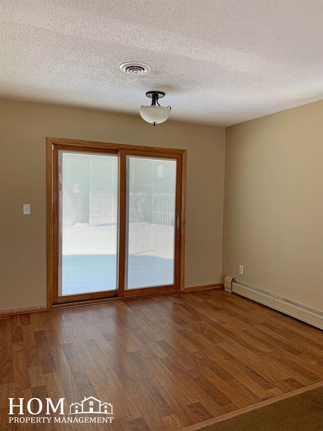 Building Photo - 128 S Redwood Dr