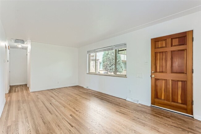 Building Photo - Duplex in Walking Distance to DU!