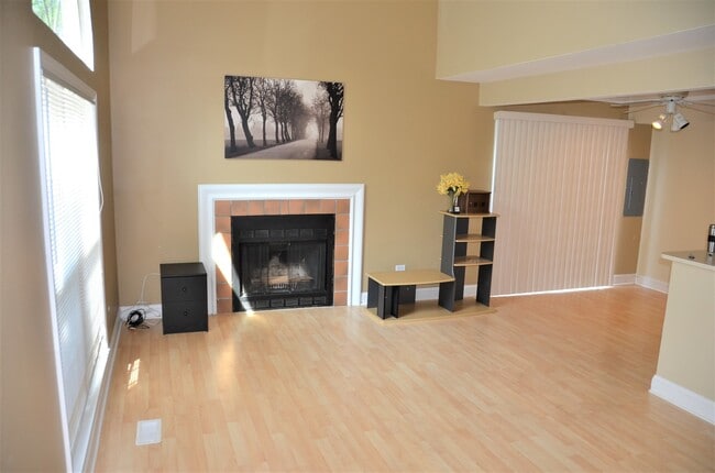 Building Photo - 1017 N Knollwood Dr