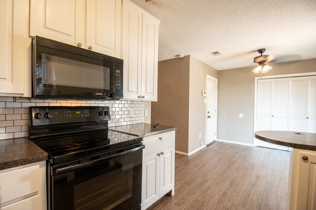 Building Photo - 712 11th St