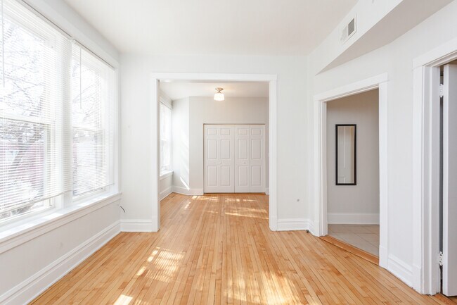 Building Photo - 2139 N Sawyer Ave