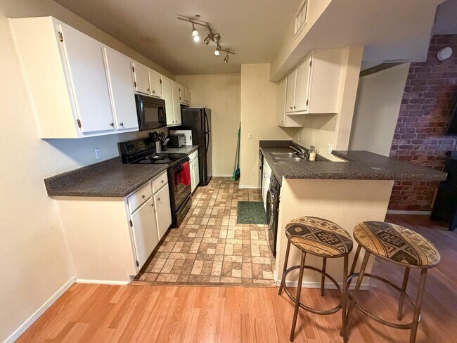 Foto del edificio - 1385 W University Ave