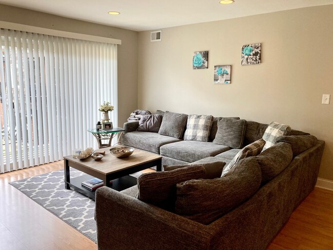 Building Photo - 9352 Bay Colony Dr