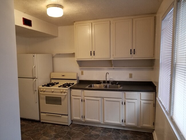 Building Photo - 389 Riverview Ave