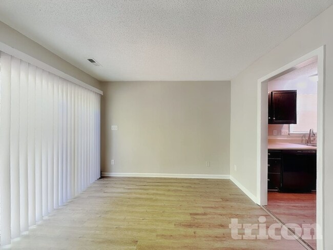 Foto del edificio - 4409 Woodlawn Dr