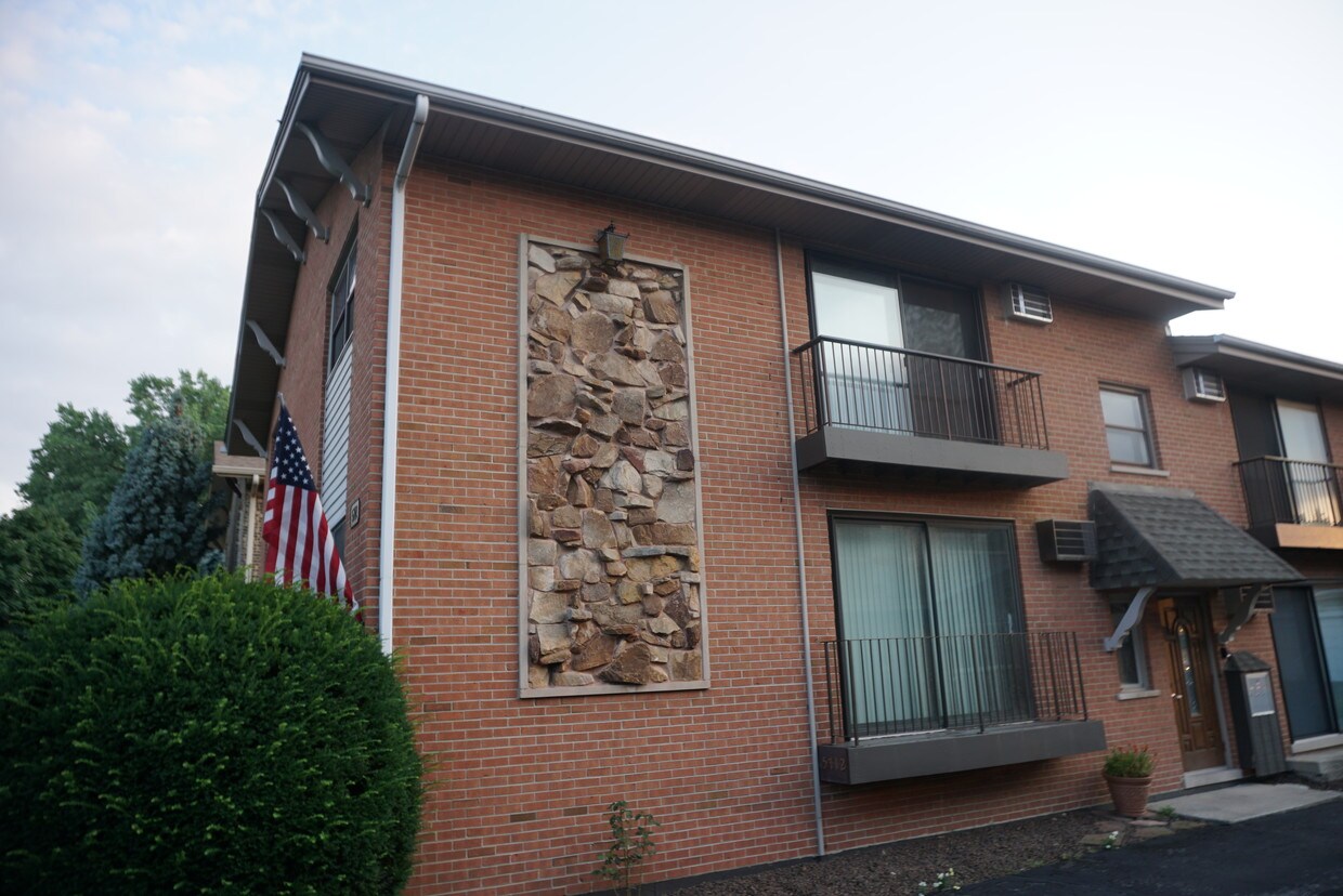 5712 S Madison Ave, Countryside, IL 60525 Apartments in Countryside