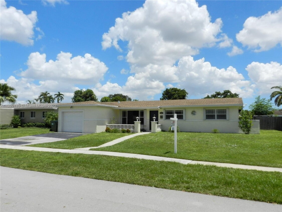 1811 NW 88th Way, Pembroke Pines, FL 33024 House for Rent in Pembroke