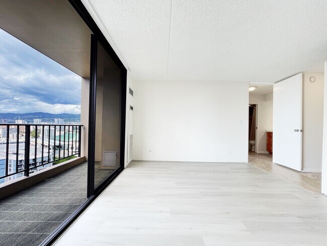 Building Photo - One Bedroom Waikiki Condo with Central A/C...