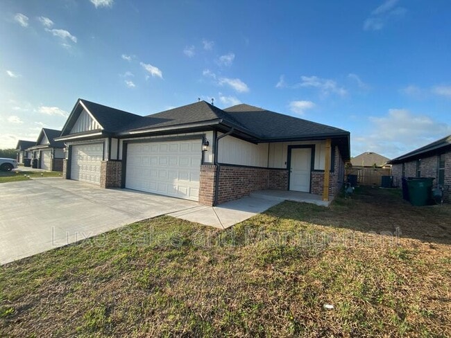 Photo - 10910 NW 119th House