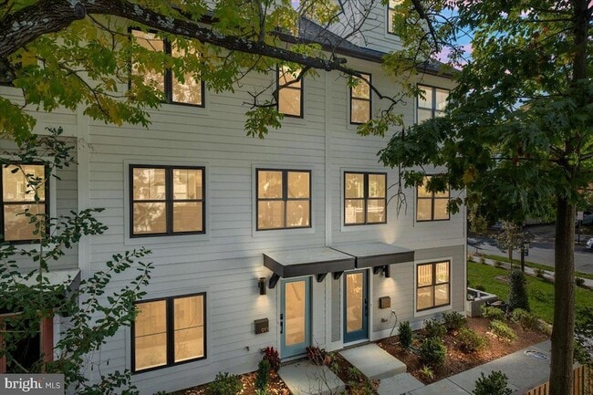 Photo - 909 N Irving St Townhome