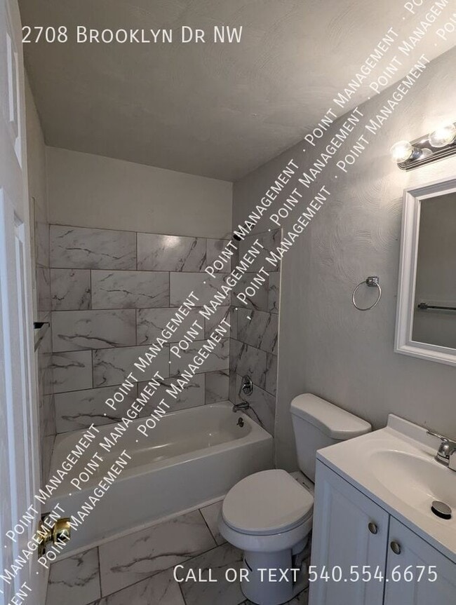 Building Photo - 2 Bedroom 1 Bath Townhome!