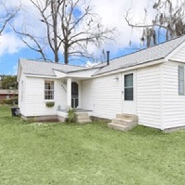 Building Photo - 2-Bedroom Cottage in Central Savannah – Cl...