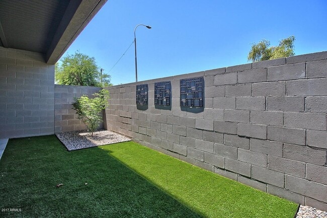 Building Photo - 2727 E Thomas Rd