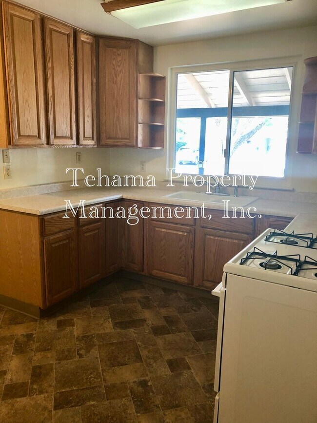 Foto del edificio - 4 bedroom 2 bathroom downtown Red Bluff home