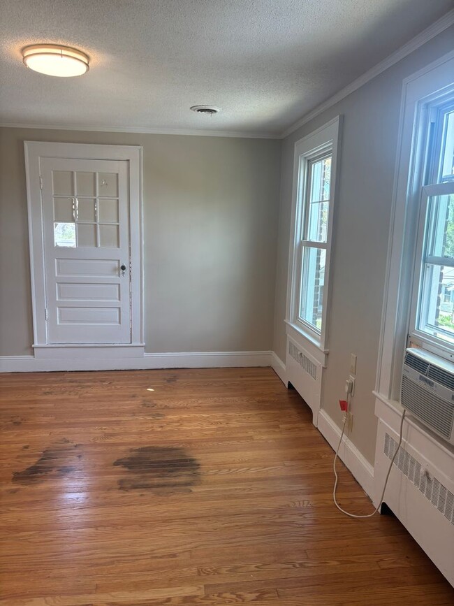 Foto del edificio - 1 Bedroom 1 Bathroom, Quadruplex, Gas Heat,Window units for AC, Water Included in the rent.