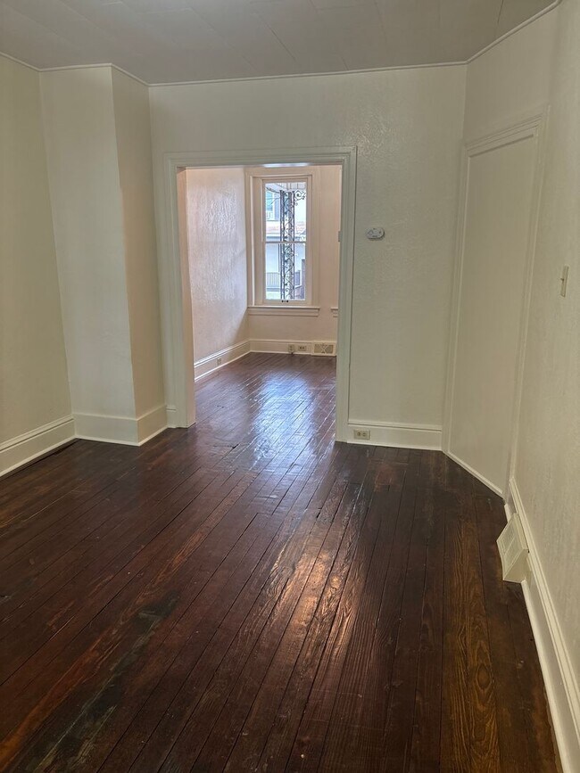 Foto del edificio - 1 Bedroom Apartment Available Now – Sectio...
