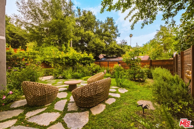 Foto del edificio - 2421 Liberty Ln