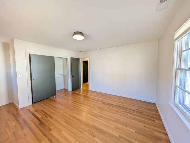 Building Photo - Great West Asheville Location!